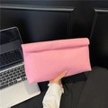 Bolso de mano rosa con textura trenzada y diseño de sobre plegable para uso cotidiano - Rosa