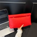 Bolso de mano tipo sobre rojo trenzado con cierres dorados para uso diario profesional - Rojo