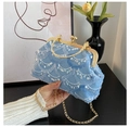 Dettaglio della borsa da sera in pizzo celeste con paillettes argento e manico dorato - Blu