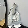 Schultertasche aus Canvas mit Blumenmuster, Gingham-Futter und dekorativer Schleife - Schwarz Blumenmuster