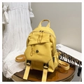 Detalle de mochila de lona amarilla con hebillas de moda y diseño de múltiples bolsillos - Amarillo