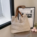 Beige handgeweven gehaakte draagtas met bruine lederen schouderbanden voor het strand - Groot Model Gebroken Wit