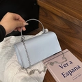 Sac structuré bleu clair élégant avec poignée anneau argentée et bandoulière chaîne - Bleu Crème