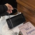 Sac à main élégant en cuir brillant noir avec poignée ronde argentée et chaîne - Noir