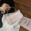 Sac bandoulière en cuir rose avec poignée ronde en métal et bandoulière chaîne - Rose