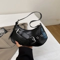 Schicke schwarze Hobo-Achseltasche aus Kunstleder mit Metallschnallen im Vintage-Stil - Schwarz