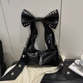 Modische schwarze Handtasche in Schleifenform mit silbernen Metallnieten besetzt - Schwarz