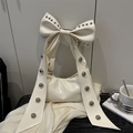 Schicke cremeweiße Nietenschultertasche mit einem einzigartigen Schleifengriff-Design - Weiß