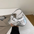 Metallisch silberne sichelförmige Achseltasche mit dekorativen Schnallen und Ösen - Silber