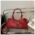 Sac à main moto en cuir rouge avec breloques croix métalliques et détails rivets - Rouge
