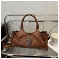 Sac bandoulière rétro en cuir marron avec croix gothique et détails de chaîne - Marron