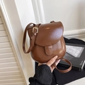 Braune Retro-Satteltasche aus Leder für Damen mit glänzendem Finish und Goldbeschlägen - Braun