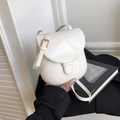 Minimalistische weiße Satteltasche aus PU-Leder mit goldener Schnalle und Gurt - Weiß