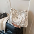 Weiße gesteppte Lackledertasche mit Metallstern und silbernem Kettenriemen - Weiß