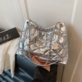 Silberne gesteppte Tragetasche mit Metallnieten und Strassstern am Kettenriemen - Silber