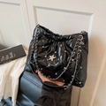 Schicke schwarze Lackleder-Tragetasche mit Stern-Strasssteinen und Silberkette - Schwarz