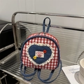 Kleiner rot-karierter Rucksack mit Jeans-Herz-Stickerei und süßem Kirsch-Etikett - Rotes Karo