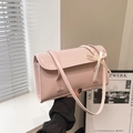 Rosafarbene Baguette-Tasche aus PU-Leder mit einer Satinschleife und geflochtenem Griff - Rosa