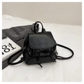 Detalle de mini mochila de cuero brillante negro con cierre de cordón y hebillas plateadas - Negro