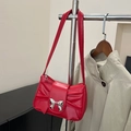 Elegante borsa a spalla rossa plissettata con fiocco in metallo argento e ecopelle lucida - Rosso