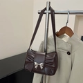 Sac à épaule plissé marron foncé chic avec n’ud métallique argenté et design rétro - Marron