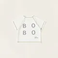 Weißes Kinder T-Shirt aus Baumwolle mit grünen Kontrastnähten und BOBO Buchstabenprint - 110 / Weiß