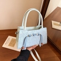 Elegante borsa a secchiello celeste con trama floreale a rilievo e nappa intrecciata - Blu