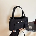 Elegante borsa a secchiello nera in stile cinese con ricamo floreale e ciondoli di perle - Nero
