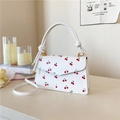 Sac à main en cuir blanc à motif cerises avec poignée dorée et une bandoulière chic - Blanc