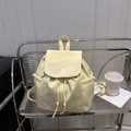 Zaino minimalista giallo chiaro con chiusura a coulisse e patta in stile lifestyle - Giallo