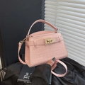 Stijlvolle roze crossbodytas met krokodillenpatroon, goudkleurig slot en handvat - Roze