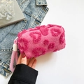 Trousse à cosmétiques en sherpa rose à motif cœur léopard avec dragonne - Rose