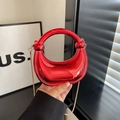 Mini-Handtasche in Rot Metallic mit rundem Griff und goldener Ketten-Schulterriemen - Rot