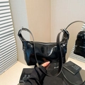 Borsa a spalla minimalista in pelle verniciata nera con dettagli in argento e tracolla - Nero