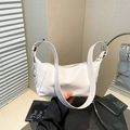Borsa a tracolla bianca minimalista in ecopelle con occhielli argento e tracolla larga - Bianco