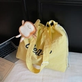 Borsa tote gialla con coulisse, stampa di lettere e ciondolo in peluche su fondo bianco - Con Ciondolo / Giallo