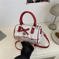 Gepunktete Boston-Tasche mit roten Schleifen und Spitze in Lifestyle-Umgebung - Rot