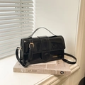 Bolso bandolera de charol negro elegante con detalles dorados y asa superior de moda - Negro