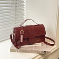 Bolso bandolera cuadrado de charol rojo oscuro brillante con herrajes dorados elegantes - Rojo