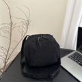 Bolso bandolera minimalista de pana negra en forma de concha con correa ancha para el hombro - Negro