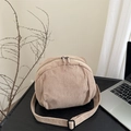 Bolso bandolera de pana beige en forma de concha con correa ancha ajustable y cremalleras - Caqui