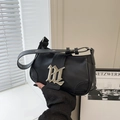 Bolso baguette de piel PU negro mate con hebilla plateada BL y correa ancha con ojales - Negro