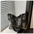 Détail du sac cabas en nylon noir avec motif feuilles de bambou argentées et bandoulière - Noir