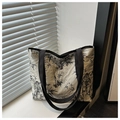 Gros plan du sac cabas vintage en tissu de soie argenté et motif bambou à l'encre - Blanc