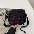 Mini borsa a tracolla in velluto a coste nero con stampa fragole rosse e cinturino - Piccola Borsa Quadrata con Stampa a Fragola / Nero