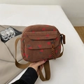 Borsa a tracolla marrone in velluto a coste con motivo fragola e tasca frontale - Piccola Borsa Quadrata con Stampa a Fragola / Marrone