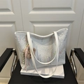 Bolso tote blanco acolchado grande con bordado de olas coloridas y bonito colgante de oso - Blanco
