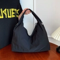 Große schwarze Hobo-Tasche aus Nylon mit breitem Schultergurt für den Alltag - Schwarz