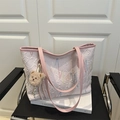 Sac fourre-tout rose avec broderie ondulée et breloque ours en peluche pour un look chic - Rose