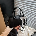 Sac Boston noir en similicuir mat avec charme nœud en dentelle perlée et double anses - Noir (Avec Pendentif)